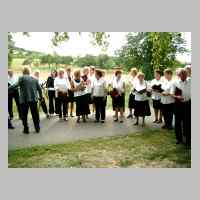 59-09-1160 5. Kirchspieltreffen 2003. Chorleiter Julius Basler sortiert seine Stimmen.JPG